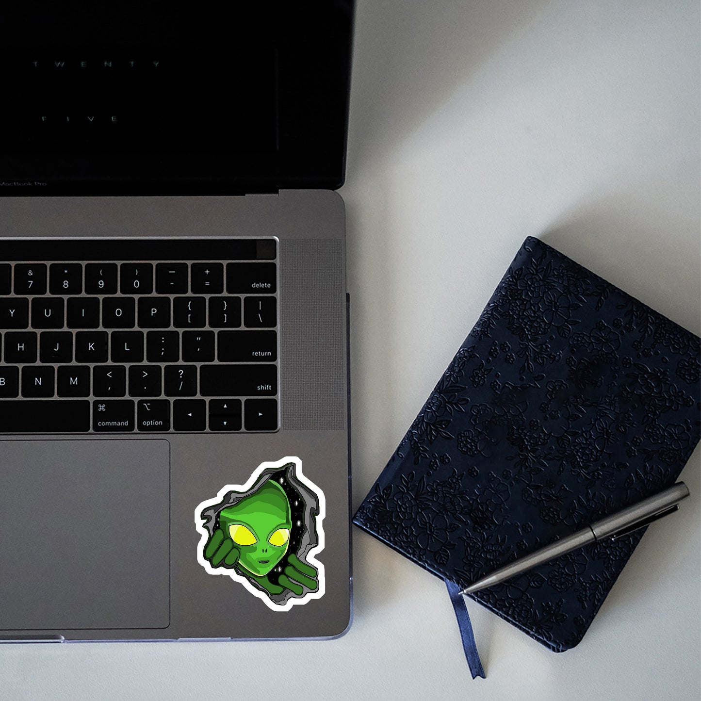 ALIEN DEKH, APNA DOST SAMJO STICKER